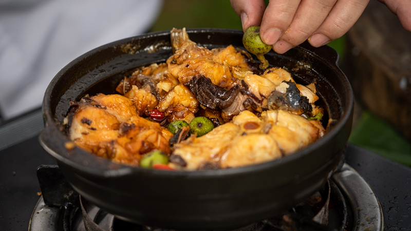 Mua vé máy bay Hà Nội đi Đồng Hới ăn cá trắm sông Son kho