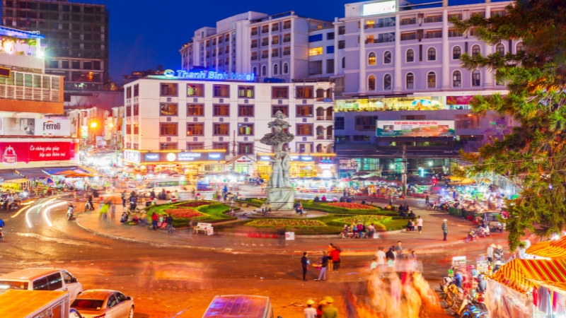 Mua vé Hà Nội Đà Lạt tham quan chợ đêm Đà Lạt