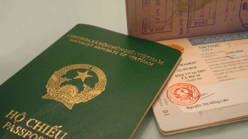Hộ chiếu và visa là giấy tờ quan trọng khi nhập cảnh Việt Nam