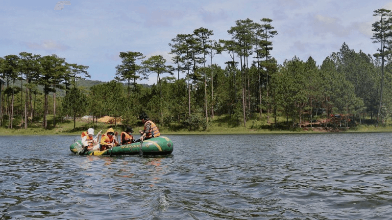 Chèo thuyền trên hồ Tuyền Lâm (@tthanhtoann)