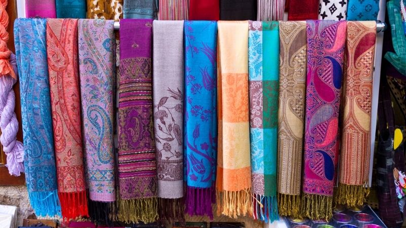 du lịch nepal mua khăn choàng
