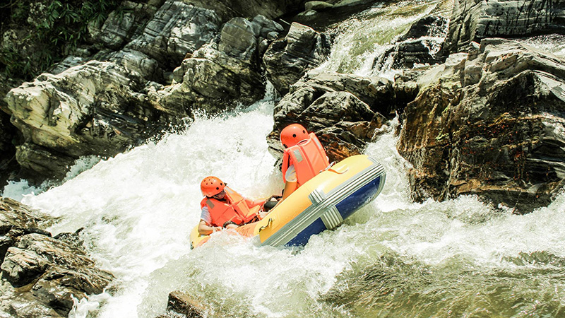 Trượt thác tại Khu du lịch Hòa Phú Thành