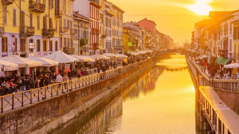 Khu phố Navigli rực rỡ dưới ánh nắng hoàng hôn