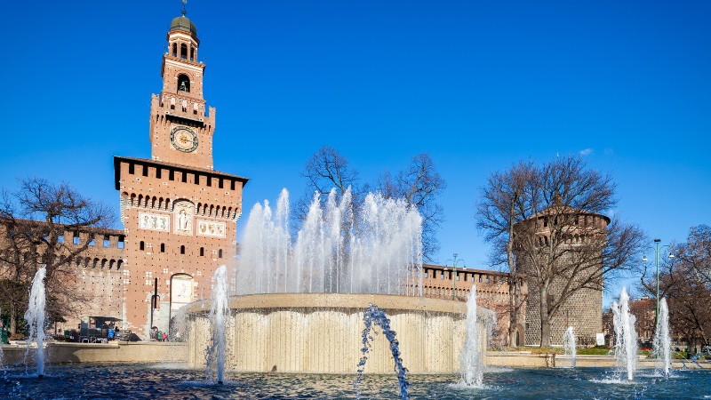 Lâu đài Sforzesco điểm thu hút du khách từ Milan, Ý