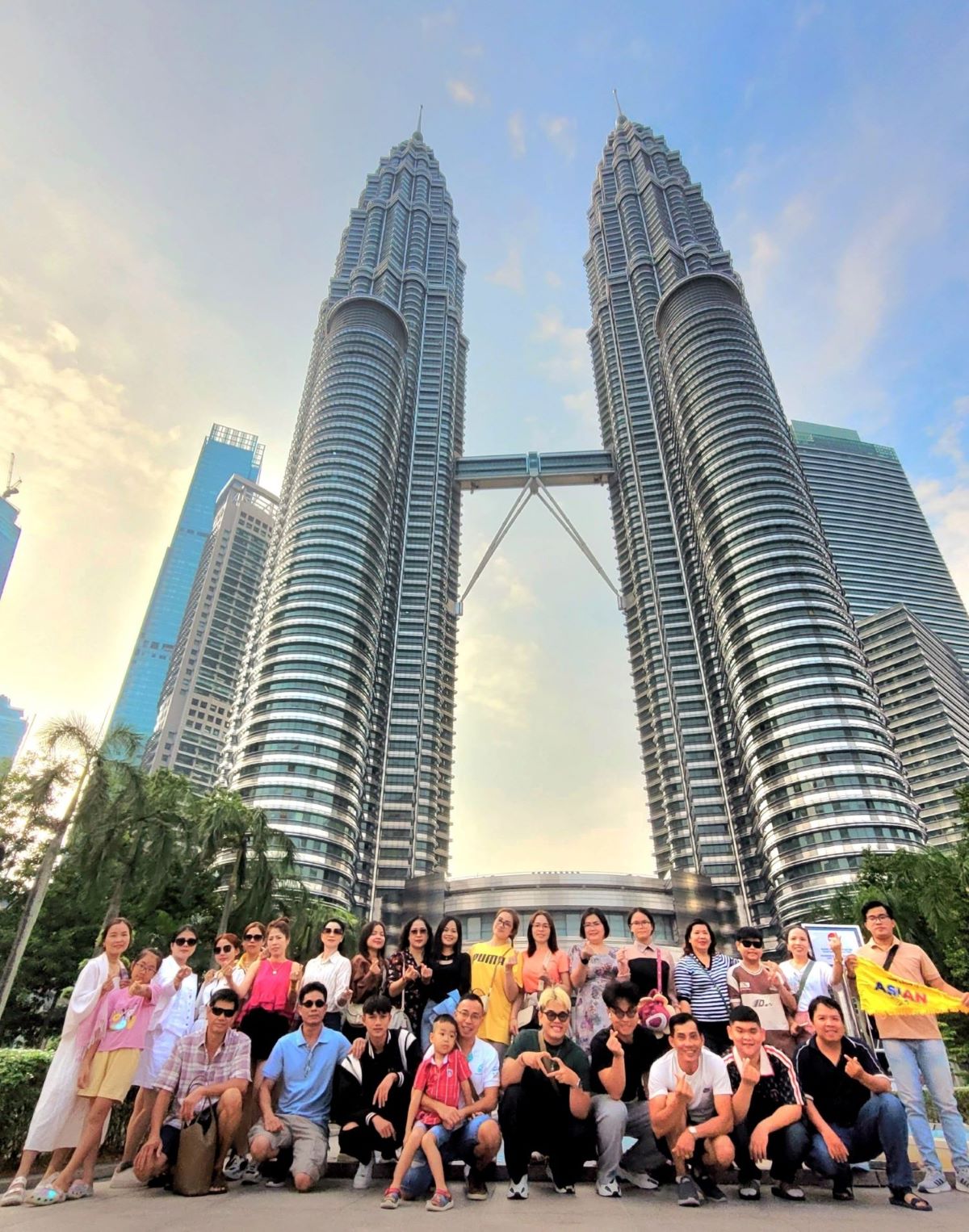 Đoàn khách của BestPrice tại tháp đôi Petronas Malaysia