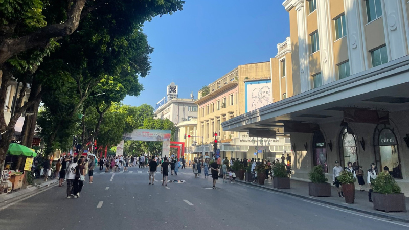 Phố đi bộ Hồ Gươm