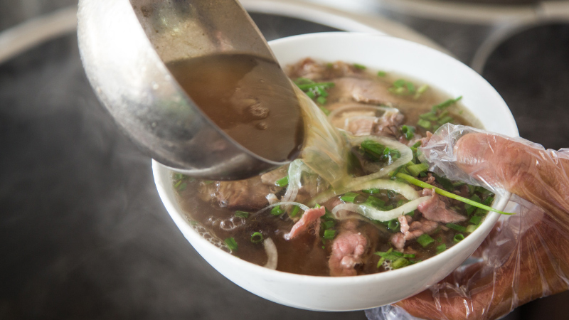 Mua vé máy bay Đà Nẵng Hà Nội thưởng thức phở Hà Nội trứ danh