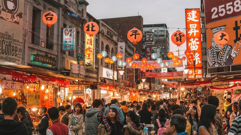 Du khách hào hứng tham quan tour Tết Đài Loan