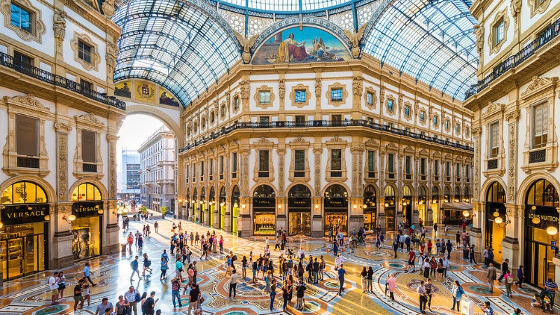 Khung cảnh sầm uất bên trong Trung tâm mua sắm Galleria Vittorio Emanuele II