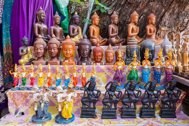 Mua tượng điêu khắc về làm quà Campuchia