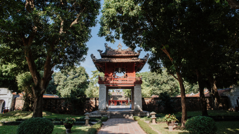 Mua vé Đà Nẵng - Hà Nội check in Văn Miếu Quốc Tử Giám