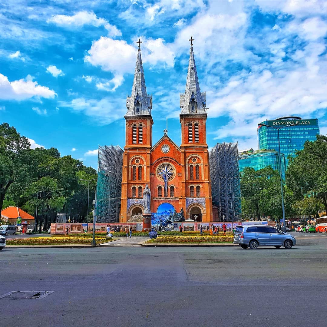 Book vé máy bay đi Sài Gòn tới thăm Nhà Thờ