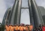 Chụp hình dưới toà tháp đôi Petronas