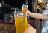 Thưởng thức đồ uống chào mừng
