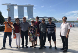 Đoàn chụp tại Singapore với tòa nhà Marina Sands Bay