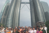 Chụp hình cả đoàn tại tháp đôi Petronas ở Malaysia
