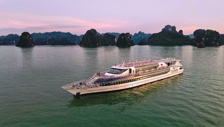 Ngắm cảnh vịnh Hạ Long trên du thuyền