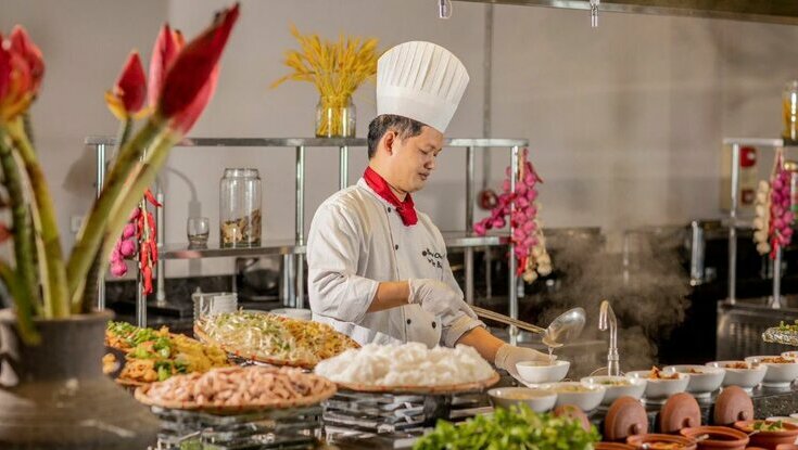 Đầu bếp chuẩn bị món ăn  nóng hổi