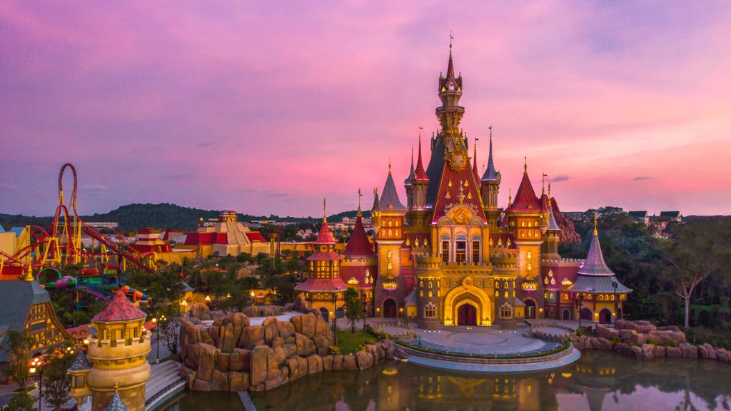 Hoàng hôn tại VinWonders Vũ Yên