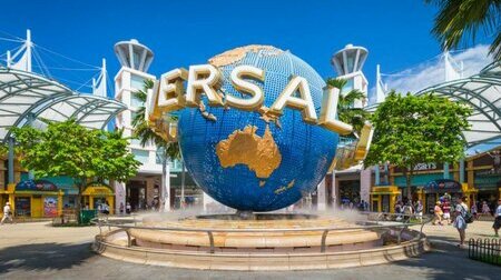 Universal Studios Singapore với biểu tượng quả địa cầu xoay đặc trưng