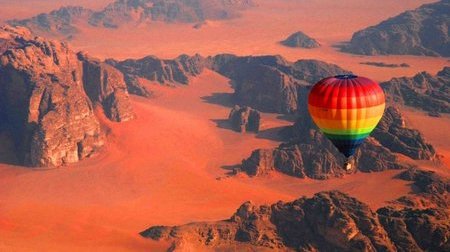 Bay bổng với trải nghiệm kinh khí cầu tại sa mạc Wadi Rum