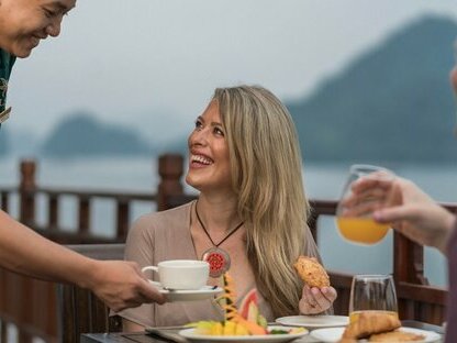 Ăn uống và ngắm nhìn Vịnh