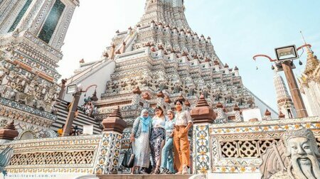 Du khách checkin cùng trang phục truyền thống Thái Lan tại chùa Wat Arun
