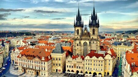 Praha cổ kính với những mái ngói đỏ, tháp nhà thờ và kiến trúc châu Âu đặc trưng