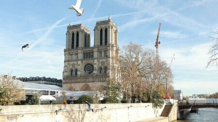 Nhà thờ Đức Bà Paris - Công trình Gothic nổi tiếng với những ô cửa kính màu