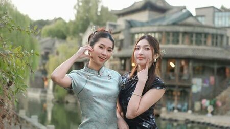 Du khách chụp hình tại Cổ Bắc Thuỳ Trấn