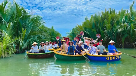 Trải nghiệm ngồi thuyền thúng đầy thú vị