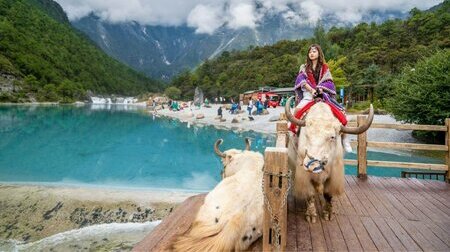 Lam Nguyệt Cốc là một thung lũng nhỏ ngự dưới chân ngọn núi tuyết Ngọc Long hùng vĩ