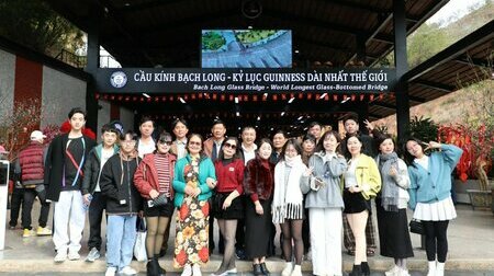Đoàn check in tại Cầu Kính Bạch Long