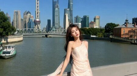 Đoàn check in bến Thượng Hải