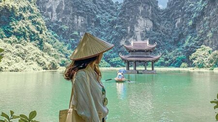Chụp hình checkin điểm triệu like tại danh thắng Tràng An