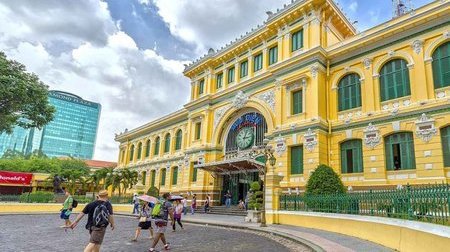 Bưu điện thành phố với màu vàng nổi bật