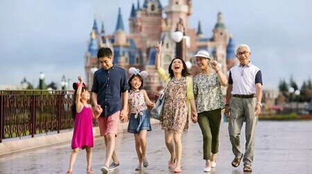 Du khách chụp hình tại Disney Thượng Hải