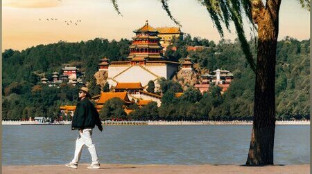 Du khách tham quan Di Hòa Viên với khung cảnh cổ kính tuyệt đẹp.