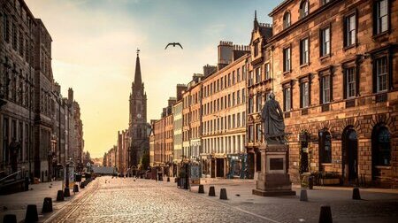 Du khách tản bộ trên Đại lộ Hoàng gia Royal Mile