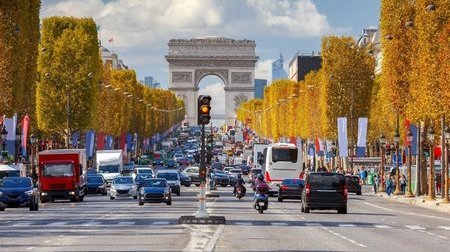 Đại lộ Champs Elysees nhộn nhịp