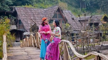 Mặc trang phục dân tộc tại bản Cát Cát