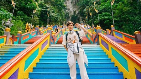 Những bậc thang rực rỡ sắc màu là điểm checkin lý tưởng, tạo nên những bức ảnh nổi bật