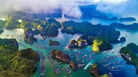 Vịnh Lan Hạ mê hoặc du khách với làn nước xanh trong và hàng trăm đảo đá vôi tuyệt đẹp