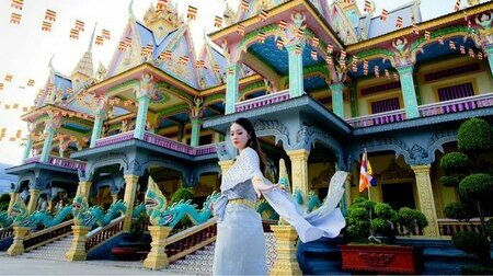 Du khách thả dáng tại chùa Som Rong