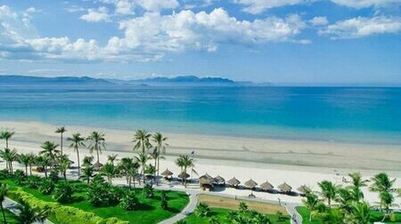 Biển Mũi Né – nước xanh cát trắng, hàng dừa đong đưa trong nắng vàng rực rỡ