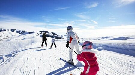 Du khách trải nghiệm hoạt động trượt tuyết tại Khu trượt tuyết Elysian