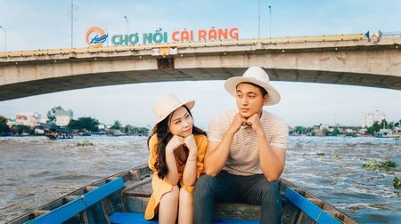 Du khách tham quan chợ nổi Cái Răng trong tour du lịch miền Tây