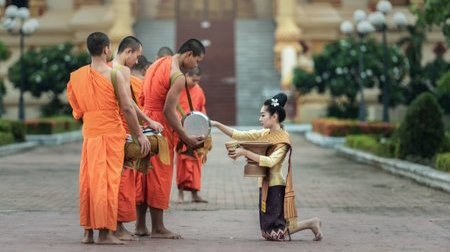 Sư tăng khất thực nét văn hóa độc đáo ở Lào