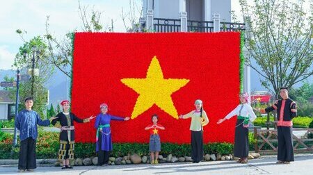 Chụp hình với lá cờ Tổ quốc