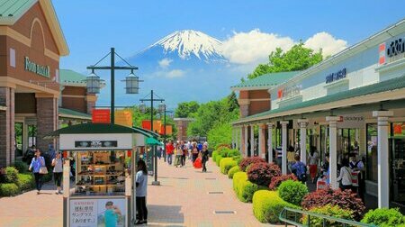 Quý khách mua sắm tại Gotemba Premium Outlet trong tour Nhật Bản